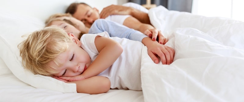 שינה עם ההורים עד איזה גיל ואם בכלל?